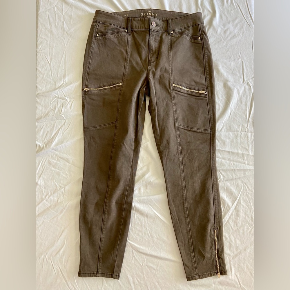 White House Black Market Skinny Crop Pant in Brown. Size 6. Side Ankle Zip.